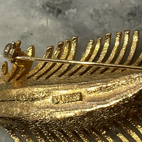 Vintage Lisner Large faux pearl and gold tone brooch - Picture 2 of 4